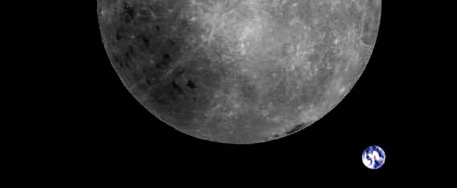 La cara oculta de la Lluna vista pel satèl·lit Longjiang-2, amb la Terra a la cantonada inferior dreta