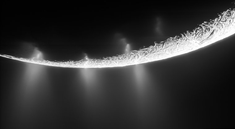 Imatge processada dels gèisers d'Encèlad captats per la sonda Cassini | NASA