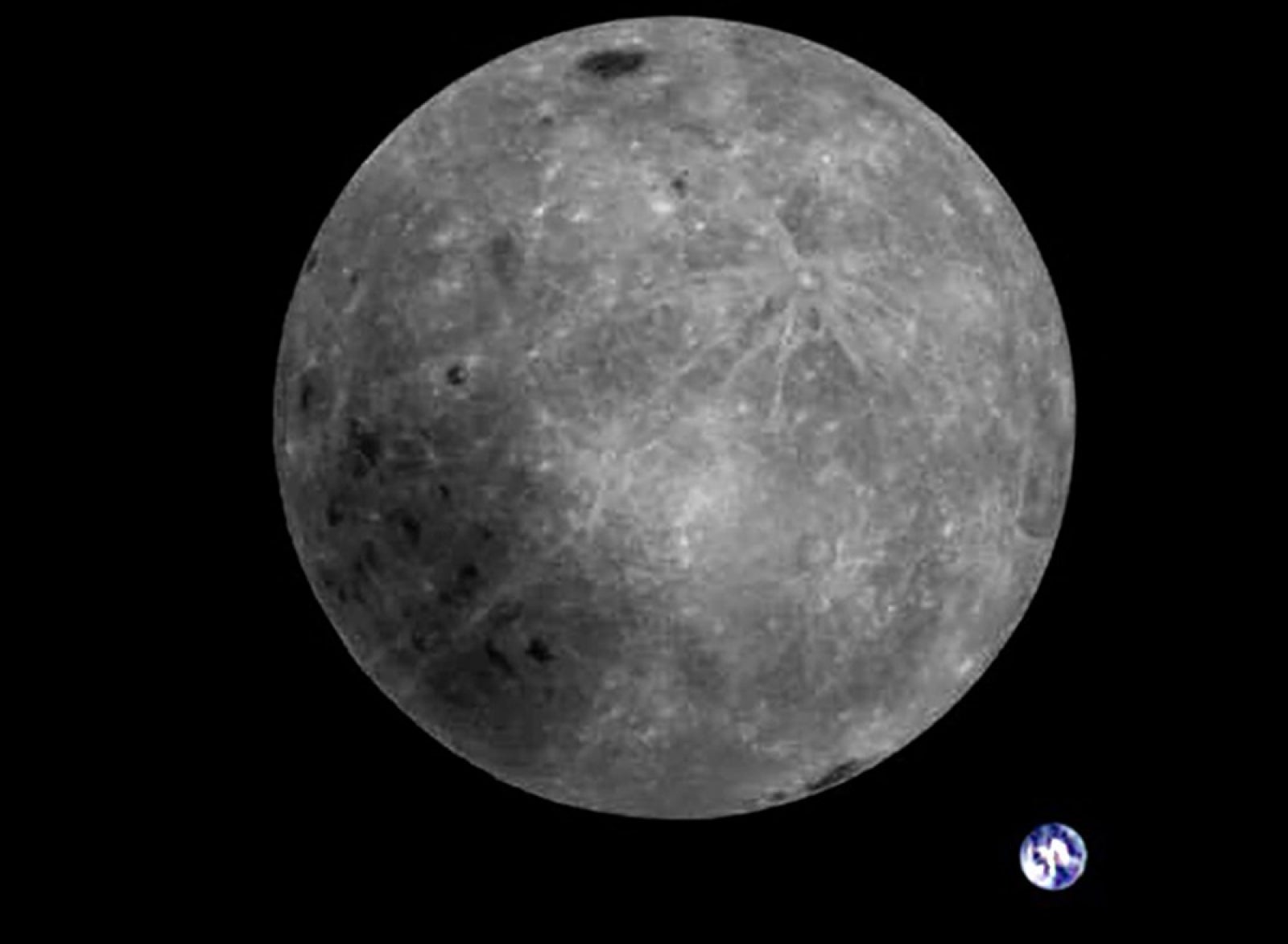 La cara oculta de la Lluna vista pel satèl·lit Longjiang-2, amb la Terra a la cantonada inferior dreta | Longjiang-2