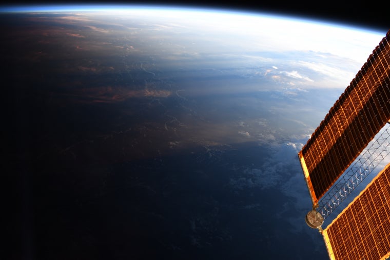 La línia entre la nit i el dia vista des de l'Estació Espacial Internacional | Christina Koch (NASA)