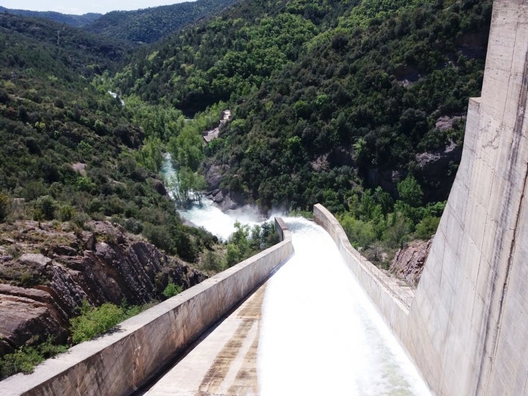 L'aigua alliberada vista des del sobreeixidor de la Baells  | Agència Catalana de l'Aigua