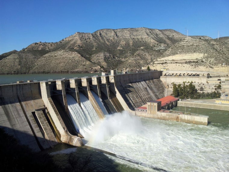 L'embassament de Mequinensa alliberant aigua | Endesa