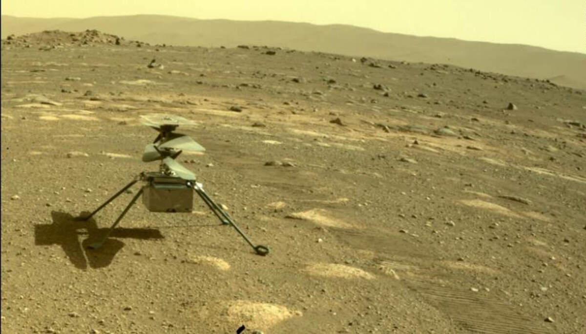L'helicòpter Ingenuity a la superfície de Mart, en una imatge captada pel vehicle Perseverance | JPL-Caltech / NASA