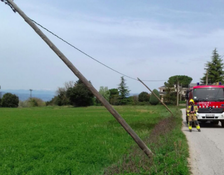 Servei a Torelló pel perill de caiguda d'un pal elèctric | Bombers