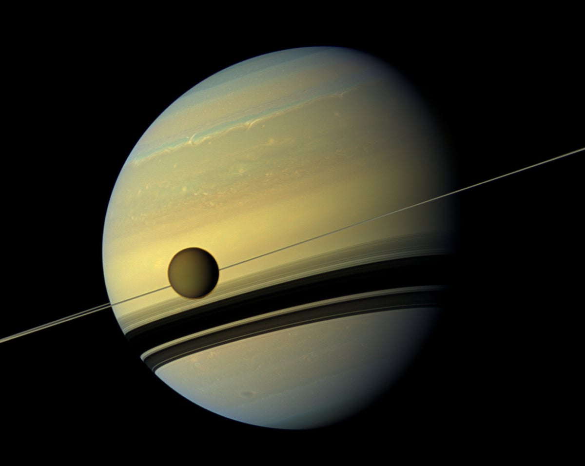 Tità orbitant Saturn | Cassini / NASA