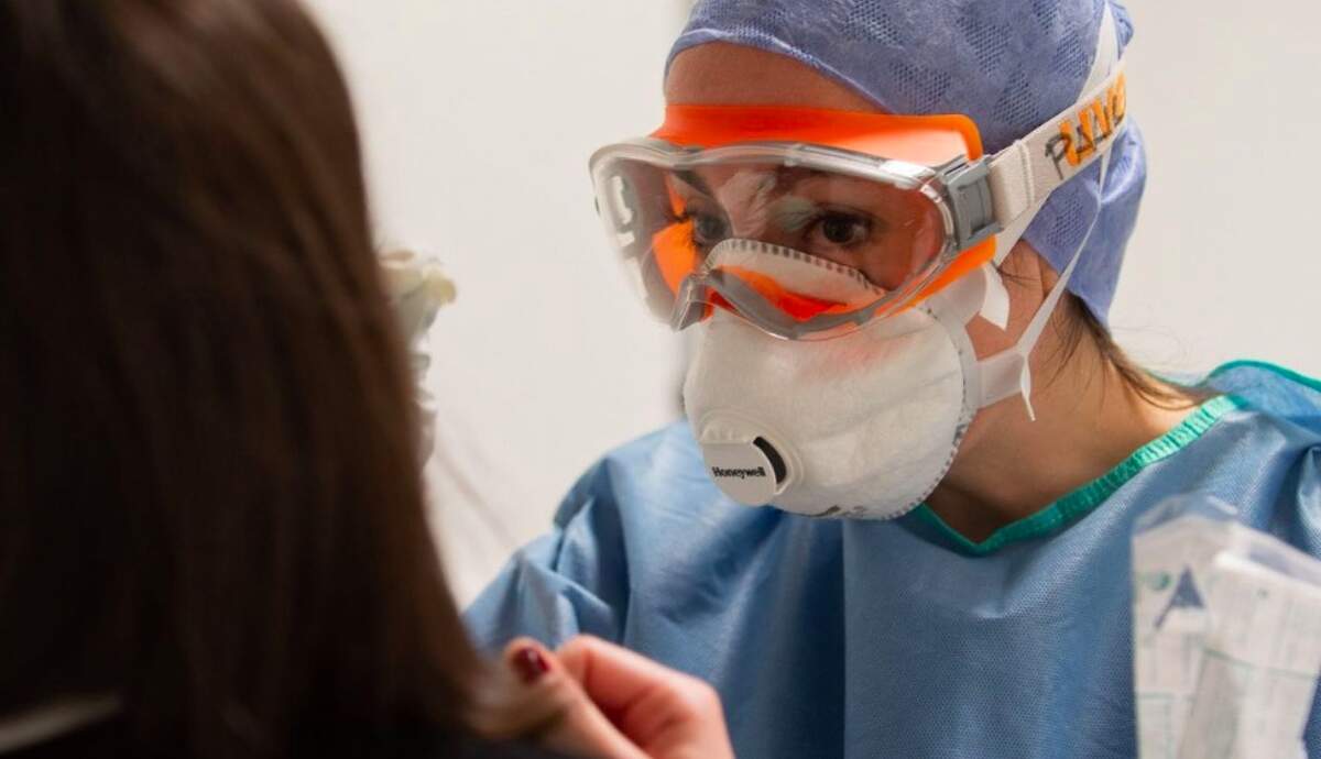 Una professional treu una mostra per fer la prova de coronavirus a l'Hospital Clínic  | ACN