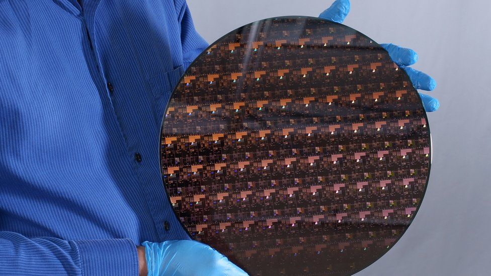 Un treballador d'IBM sosté una placa de semiconductors de 2nm | IBM 
