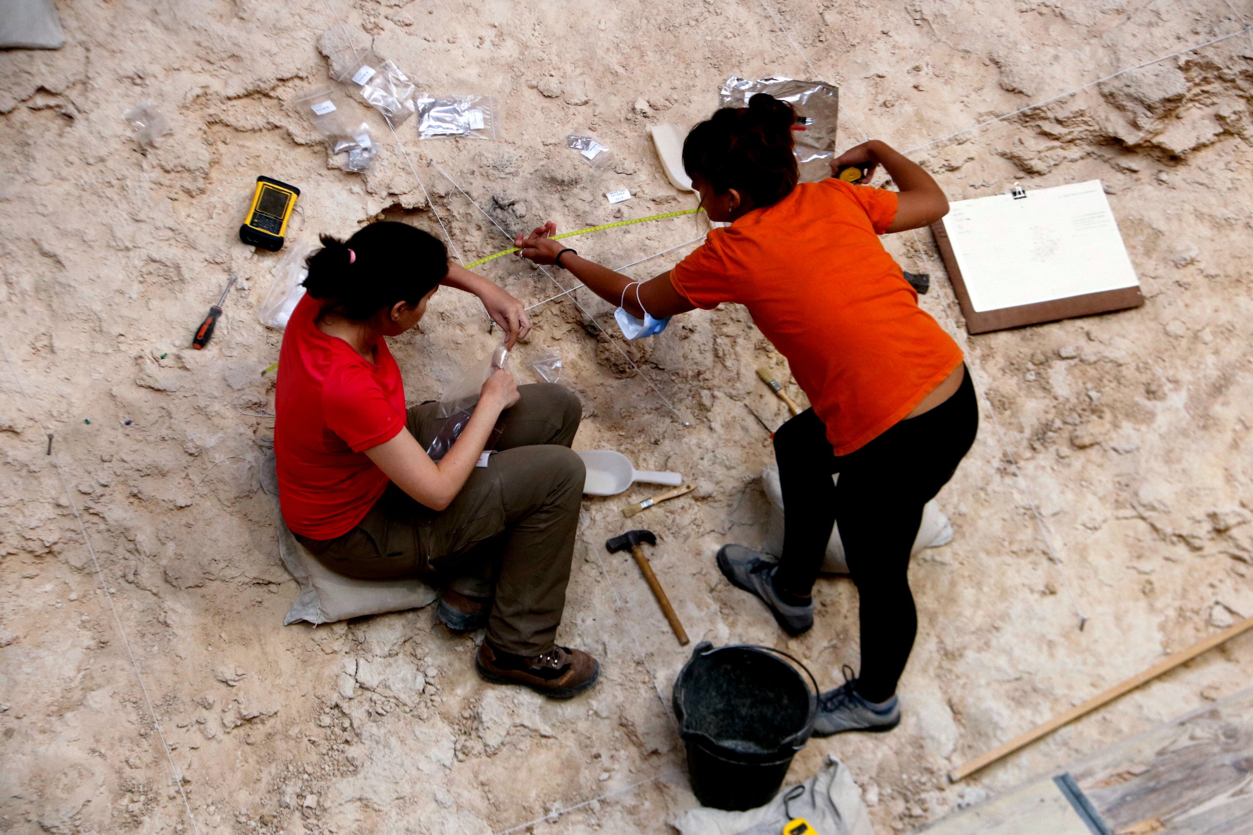 Dues arqueòlogues durant la campanya d'excavacions al jaciment de l'Abric Romaní | ACN