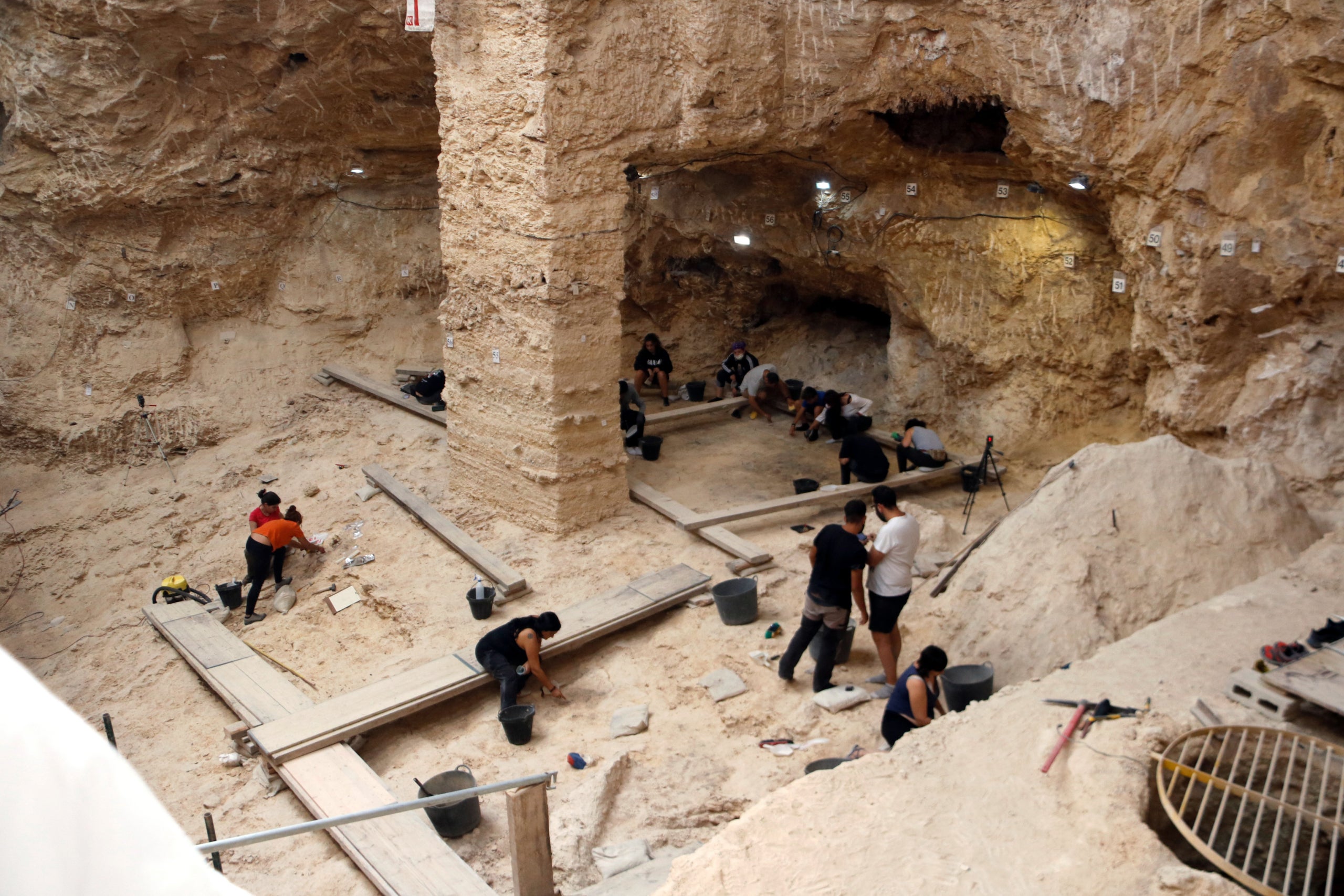 Arqueòlegs treballant a les excavacions al jaciment de l'Abric Romaní | ACN