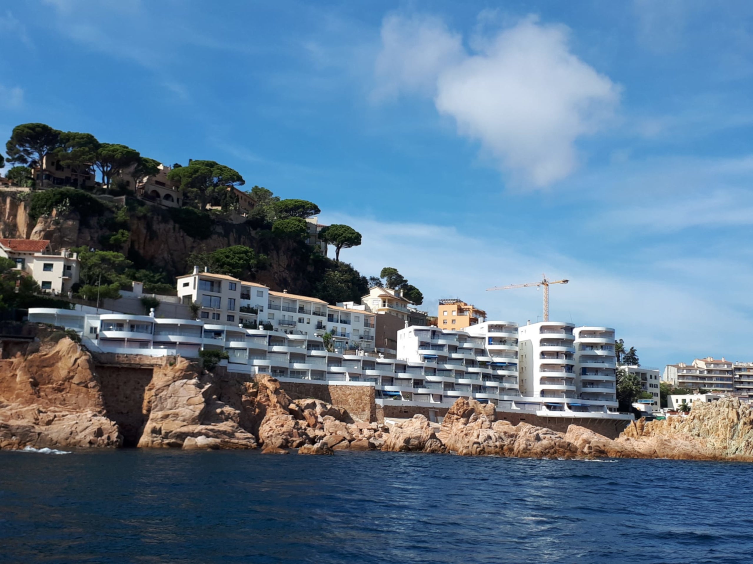 Un edifici a tocar de mar | SOS Costa Brava