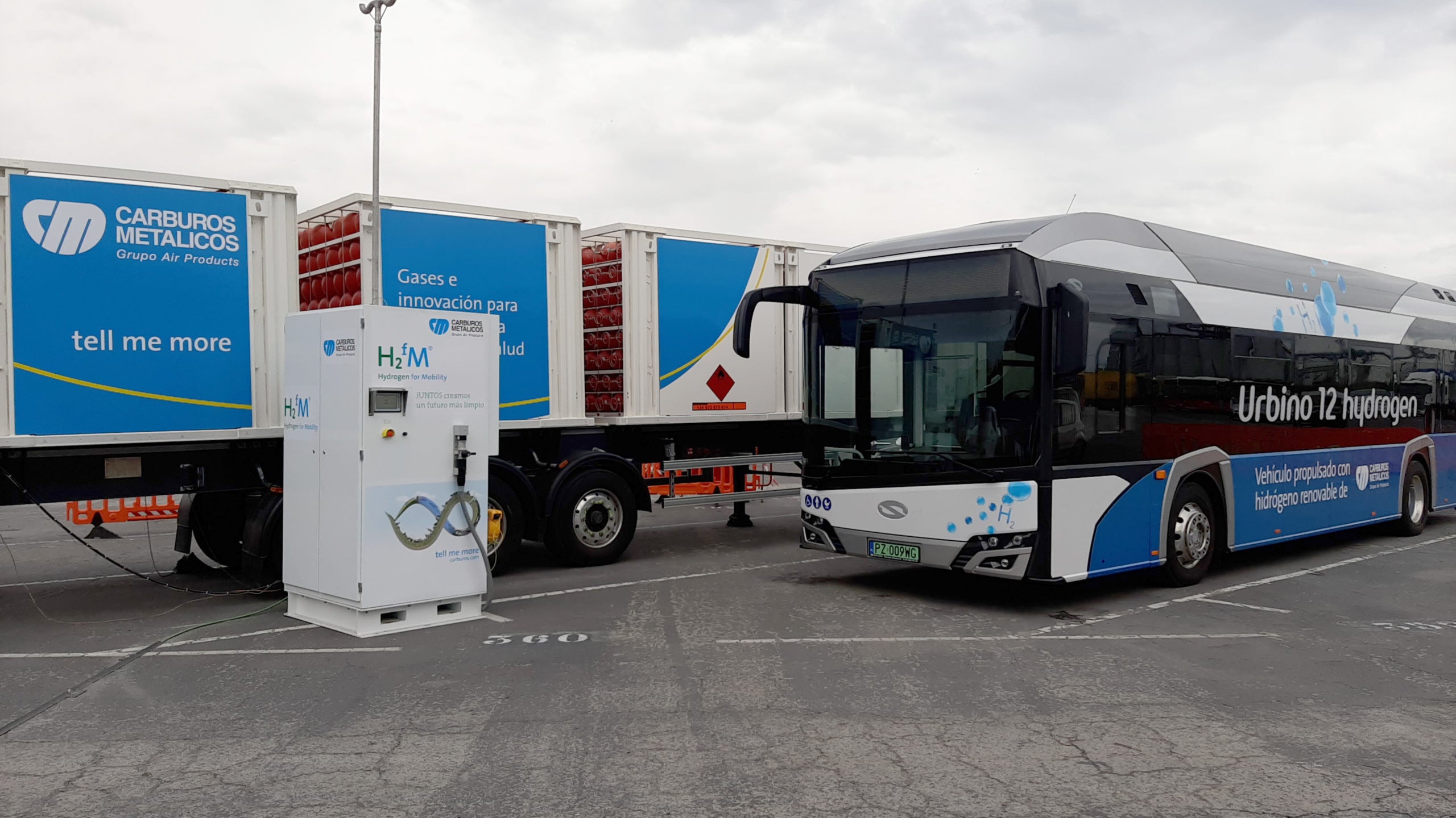 L'autobús d'hidrogen provat a Tarragona durant el repostatge | Carburos Metálicos