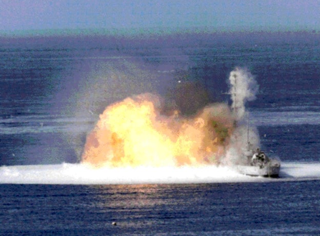 Explosió d'una bomba termobàrica en una prova duta a terme pels Estats Units el 1972. A la dreta, un vaixell de guerra | Wikimedia Commons