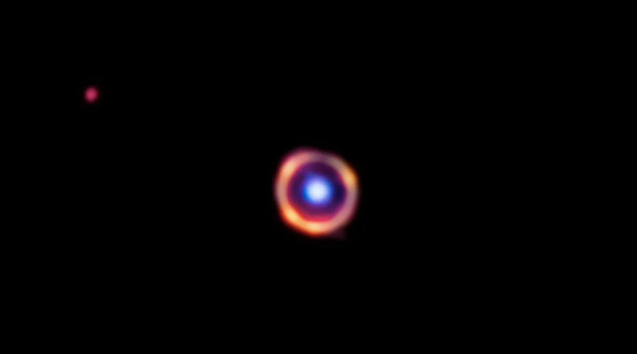 En aquesta galàxia llunyana, els investigadors han informat de la presència de molècules que, a la Terra, són contaminants provinents del fum | J. Spilker / S. Doyle / NASA / ESA / CSA