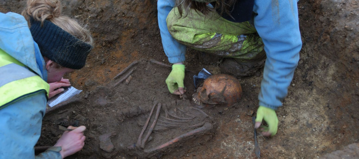 La tomba d'aquesta noia té alguns trets excepcionals que l'envolten de misteri | Universitat de Cambridge