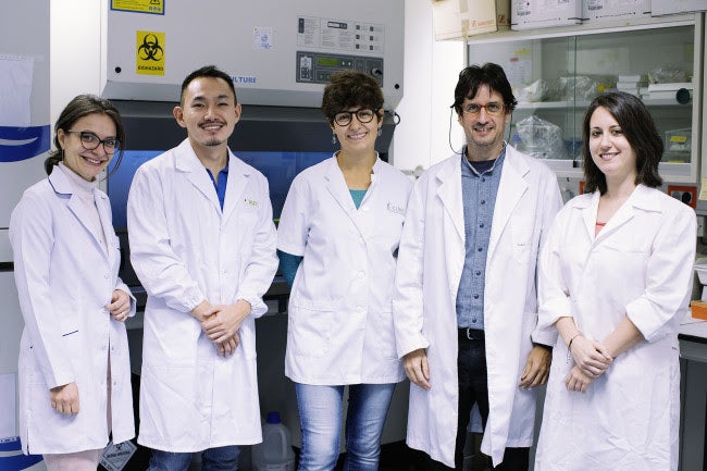 De izquierda a derecha: Marselina Arshakyan (co-primera autora del trabajo), Rafael Ikemori, Paula Duch, Jordi Alcaraz i Marta Gabasa | UB
