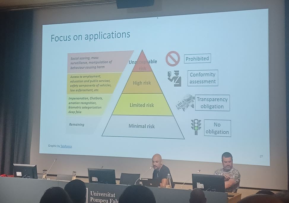 Intervenció de Carlos Castillo durant la taula rodona, acompanyat per Carles Sierra | UPF