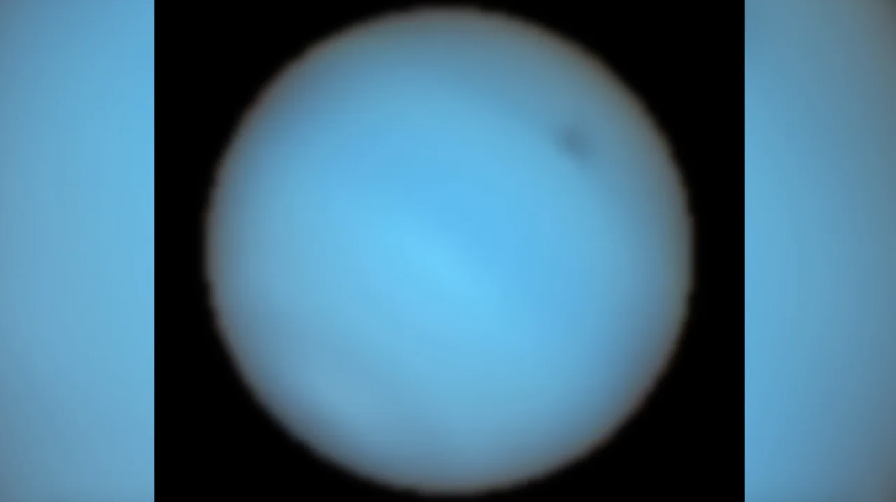 A la part superior dreta de la imatge es pot observar la taca fosca que ha aparegut a Neptú, una gran tempesta | ESO