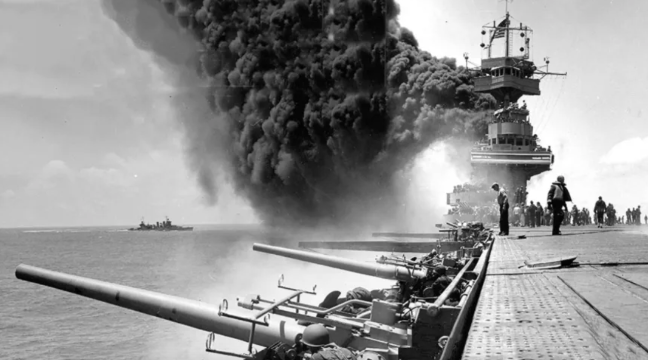 El portaavions nord-americà USS Yorktown, en flames durant la batalla de Midway, el 1942, en què finalment es va enfonsar | Ocean Exploration Trust