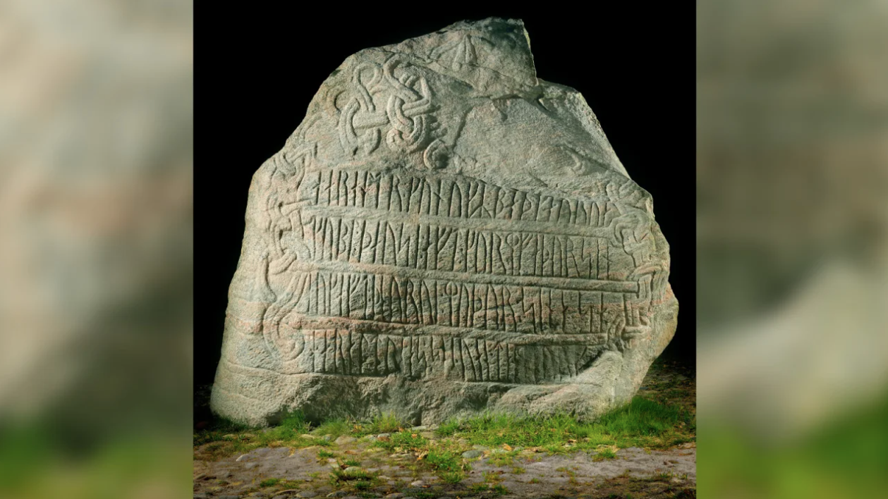 Les runes de diversos monuments danesos fan referència a la mateixa reina, un element molt poc habitual | Museu d'Història de Dinamarca