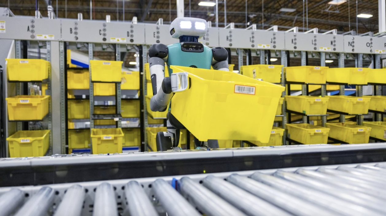 El nou robot que Amazon vol incorporar als magatzems pot caminar amb dues cames i manipular objectes com ara paquets o capses | Amazon