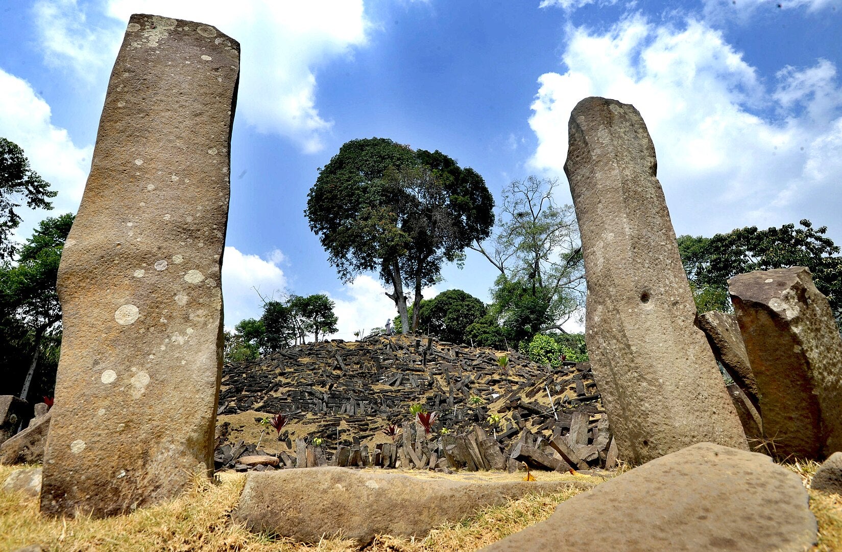 El jaciment de Gunung Padang amaga, per a uns arqueòlegs, la piràmide més antiga del món | Arie Basuki / Wikimedia Commons (CC BY-SA 4.0)