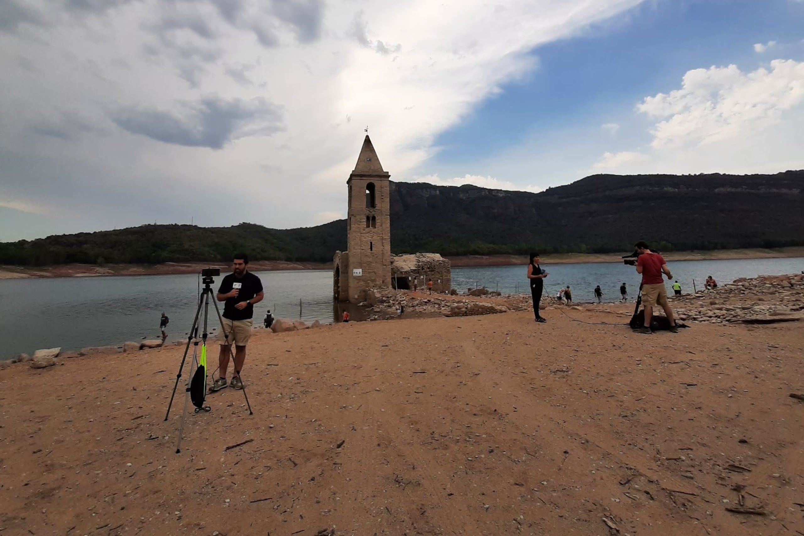 Imatge d'arxiu de diferents mitjans fent directes al pantà de Sau / ACN