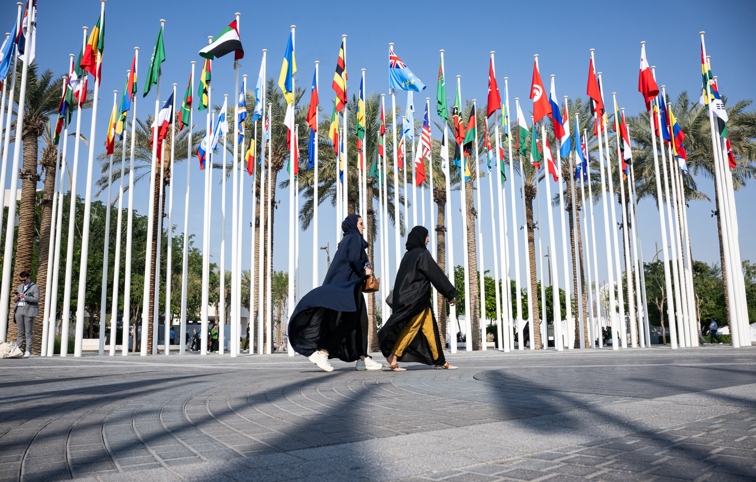 Imatge de dues dones caminant a la COP28 de Dubai / EP