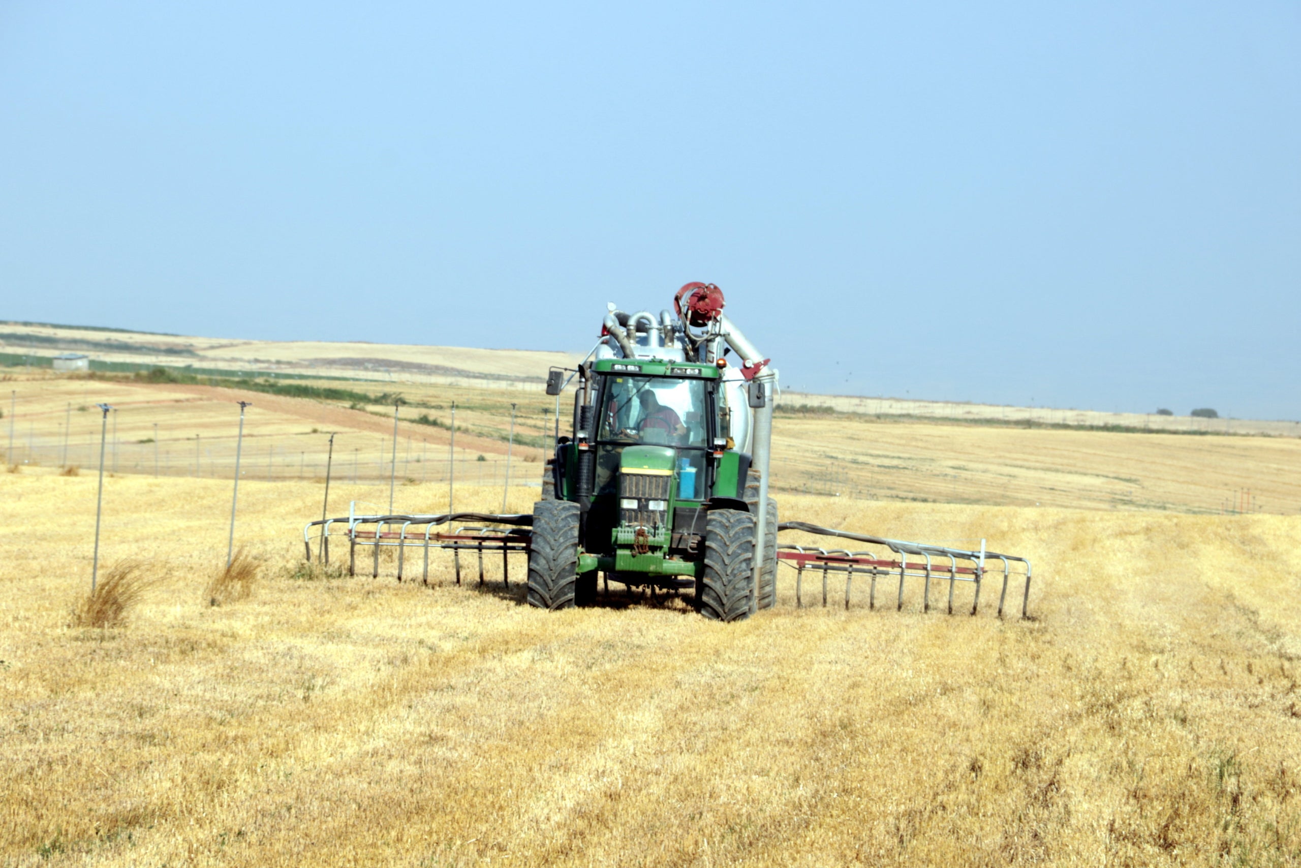 Un tractor treballant en una finca de cereal en una imatge d'arxiu / Salvador Miret (ACN)