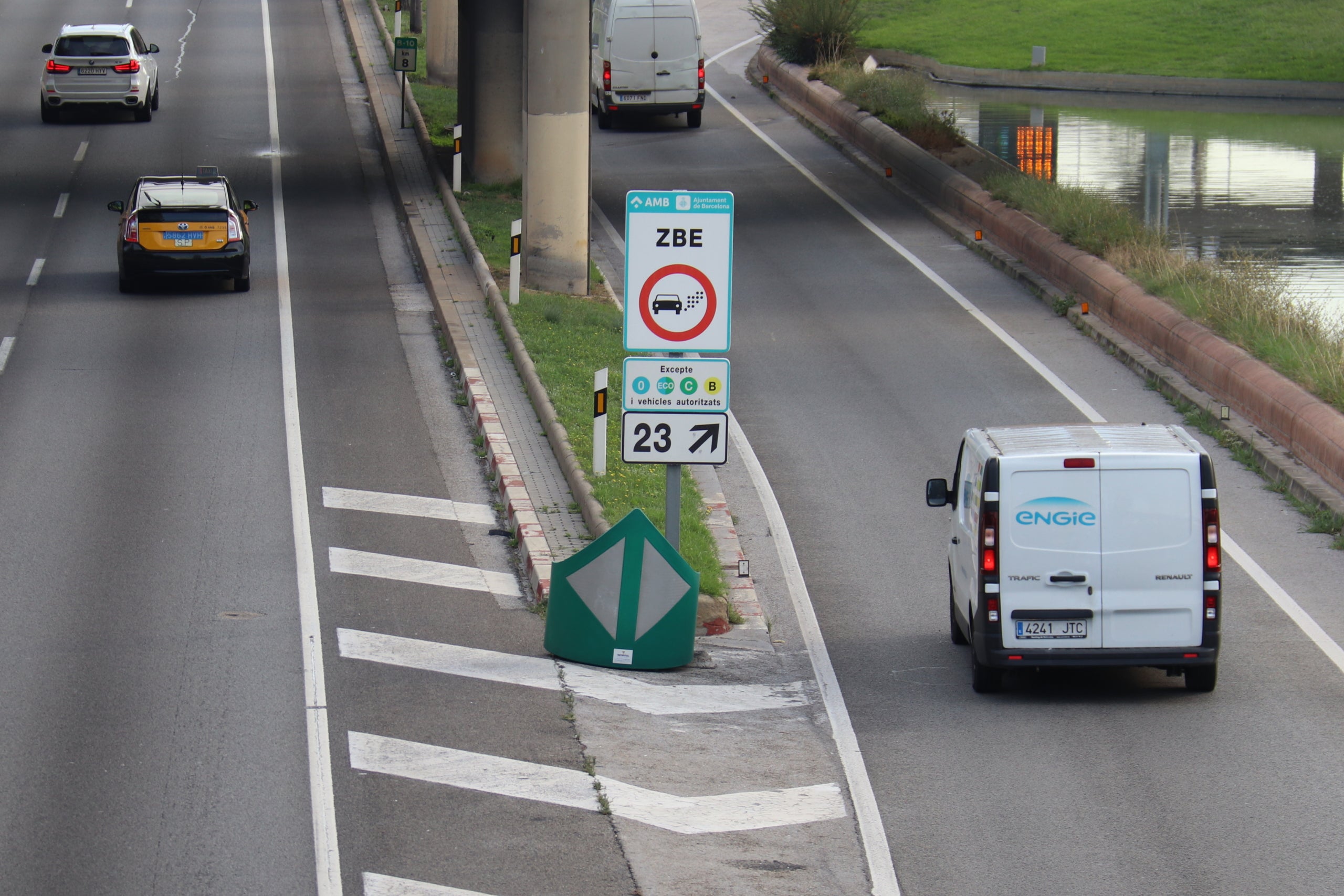 Pla mitjà de la Ronda Litoral a Barcelona amb un senyal de la ZBE instal·lat la sortida 23 | Aina Martí (ACN)