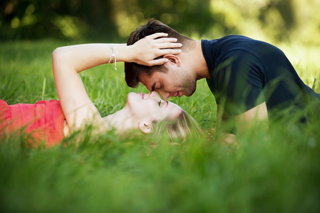 Una parella d'home i dona en actitud afectuosa. Ben aviat, els anticonceptius que es podran fer servir en les relacions heretosexuals seran masculins / Pixabay