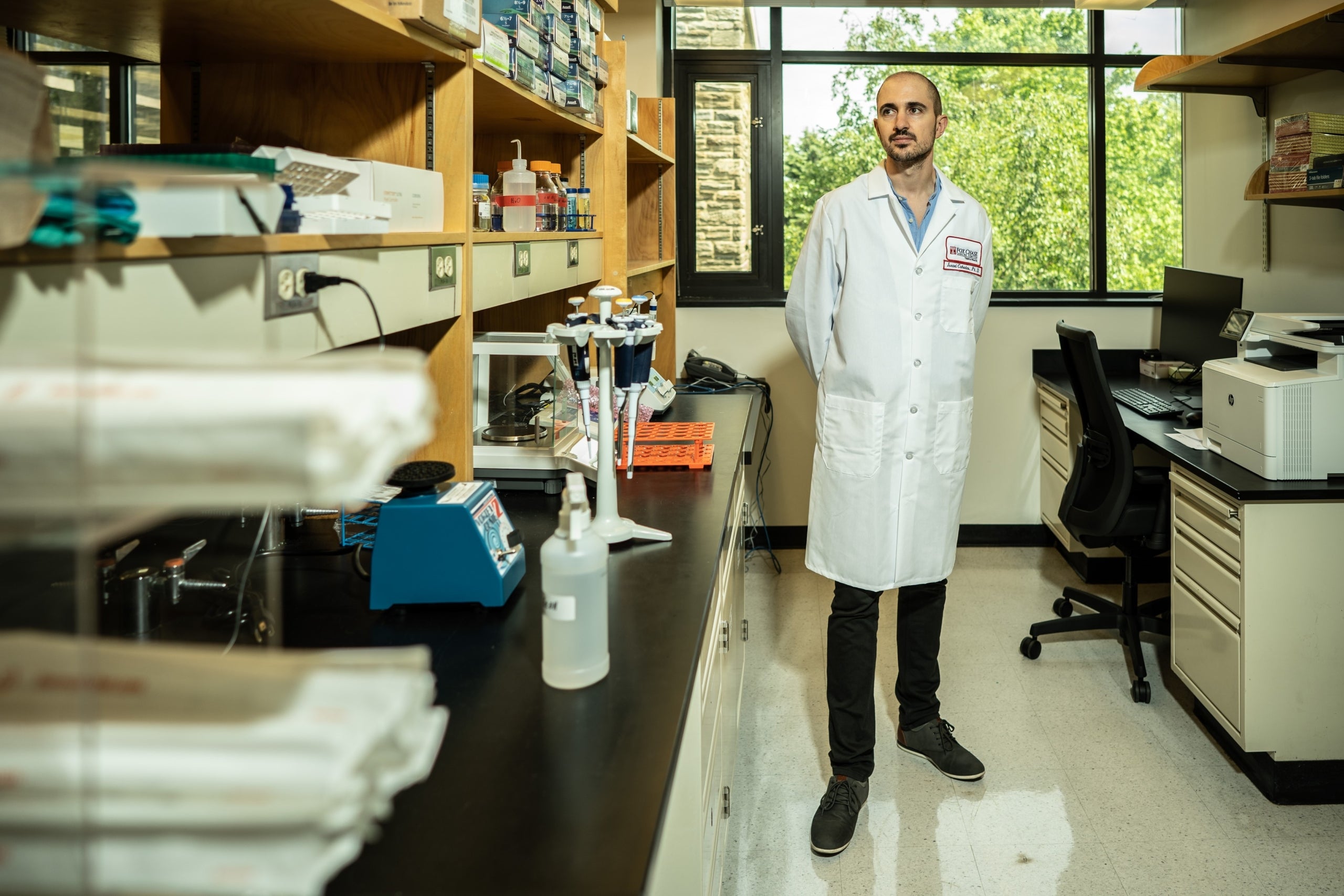 El científic català Israel Cañadas, del Fox Chase Cancer Center de Filadèlfia (Estats Units), al laboratori. | Cedida a l'ACN per Cardoni, Fox Chase Cancer Center)
