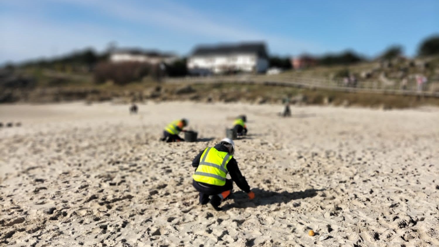 Operaris de la Xunta de Galícia netejant la presencia de pèl·lets a la costa gallega | Xunta de Galícia