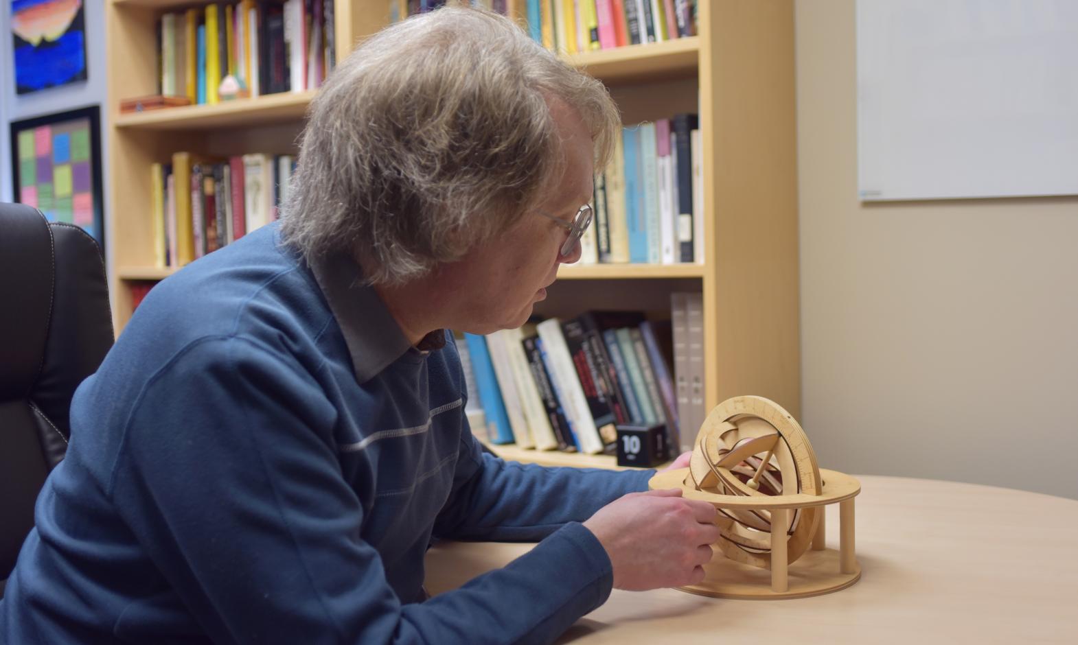 El autor del hallazgo, Glen Van Brummelen es también el decano de la Facultad de Ciencias Naturales y Aplicadas de TWU. | Trinity Western University
