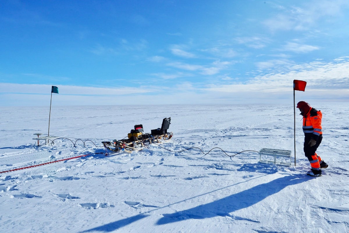 Recollint dades de radar terrestres per a la imatge de quilòmetres de gel amb ones electromagnètiques. | Eliza Dawson (Universitat d'Stanford)