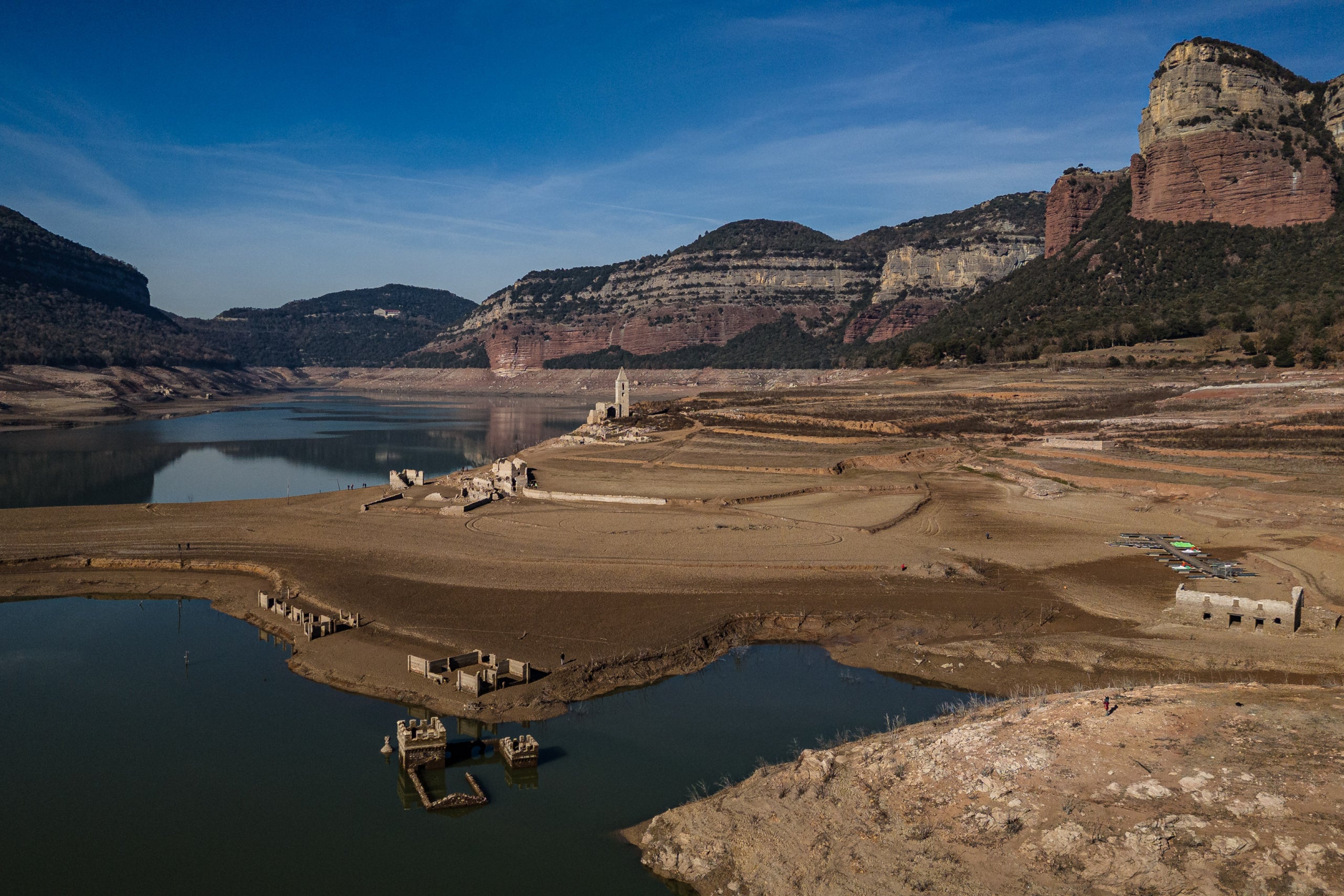 Vista panoràmica del poble vell de Sant Romà de Sau i de l'embarcador de la zona recreativa del pantà de Sau | Jordi Borràs (ACN)