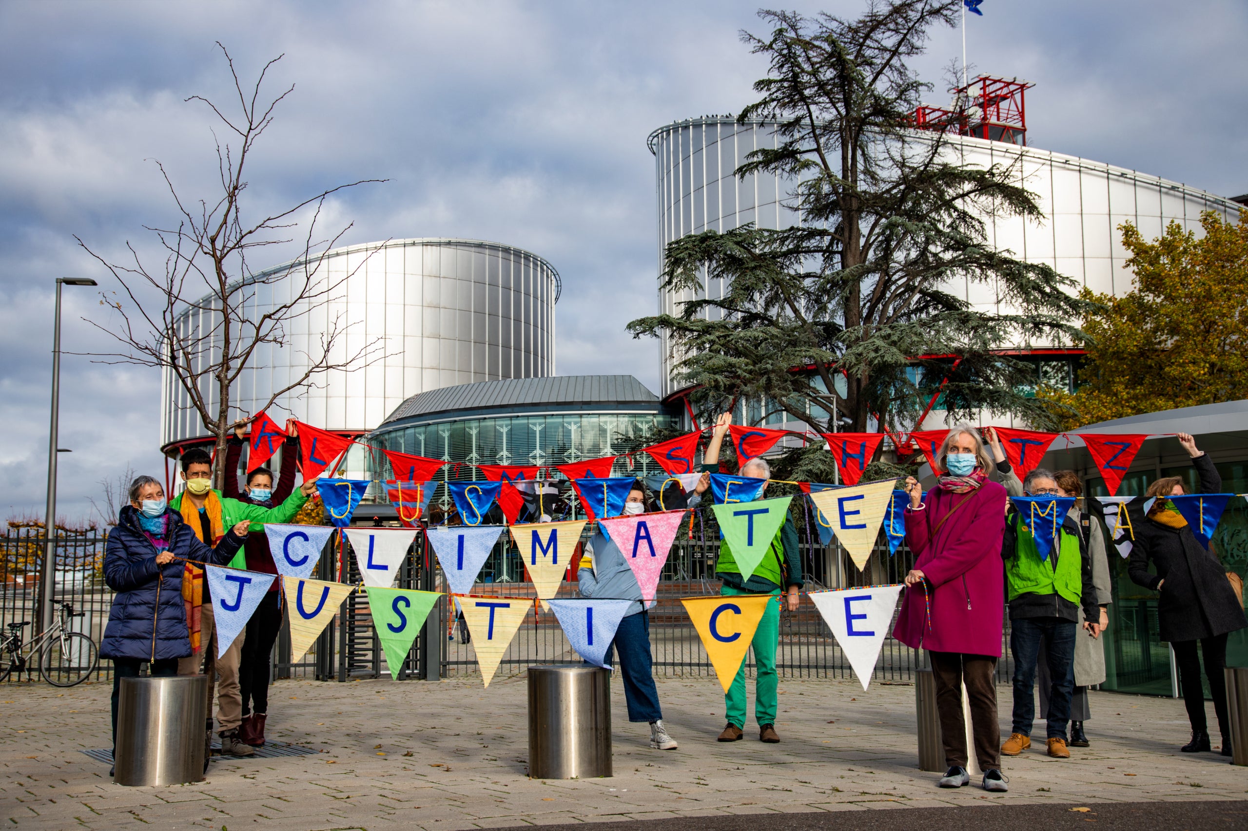 Membres de KlimaSeniorinnen davant del Tribunal Europeu de Drets Humans (TEDH) | KlimaSeniorinnen