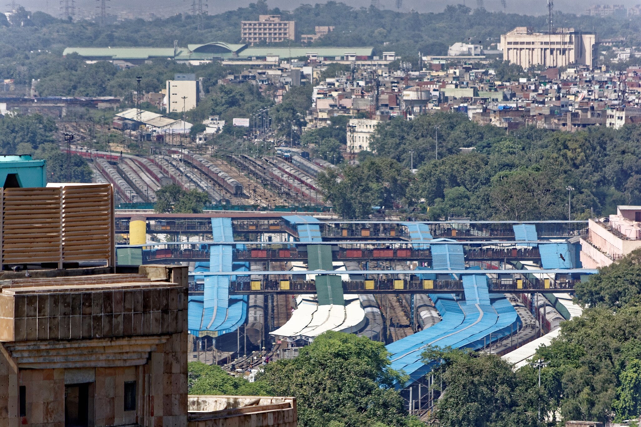 L'estació de tren de Nova Delhi, on s'han superat els 50 graus de temperatura | Wikimedia Commons