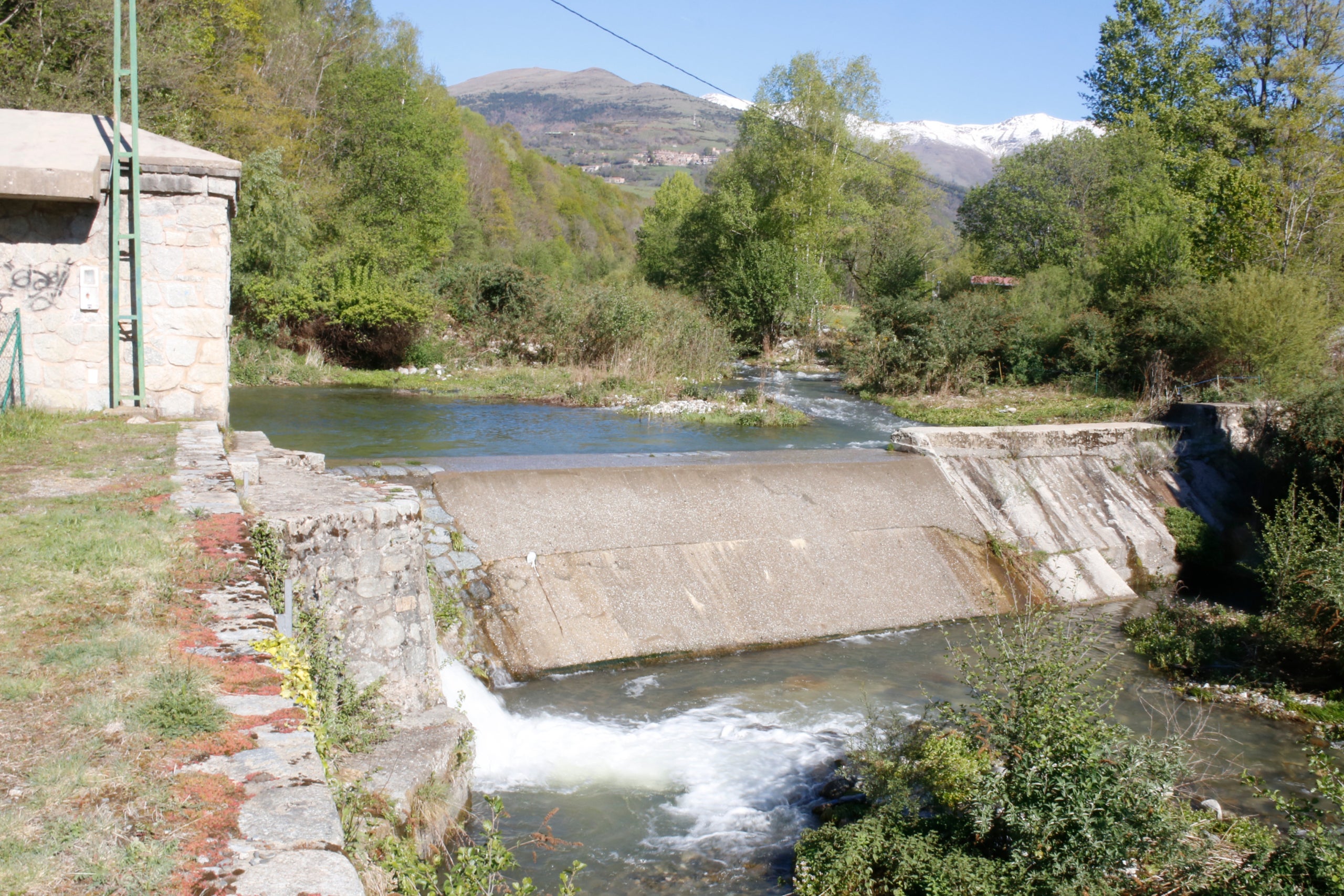 El cabal ecològic i la llera del riu Ter al punt de captació al Ripollès | Lourdes Casademont (ACN)
