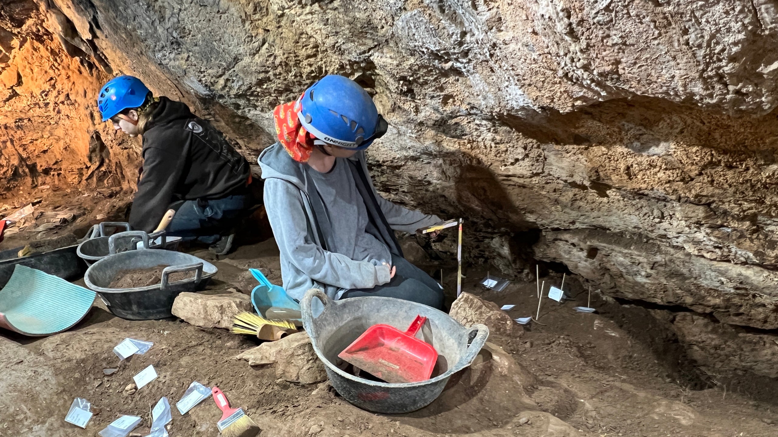 Membres del GAAM excavant al jaciment de la Cova de l'Home Mort | Marta Lluvich 