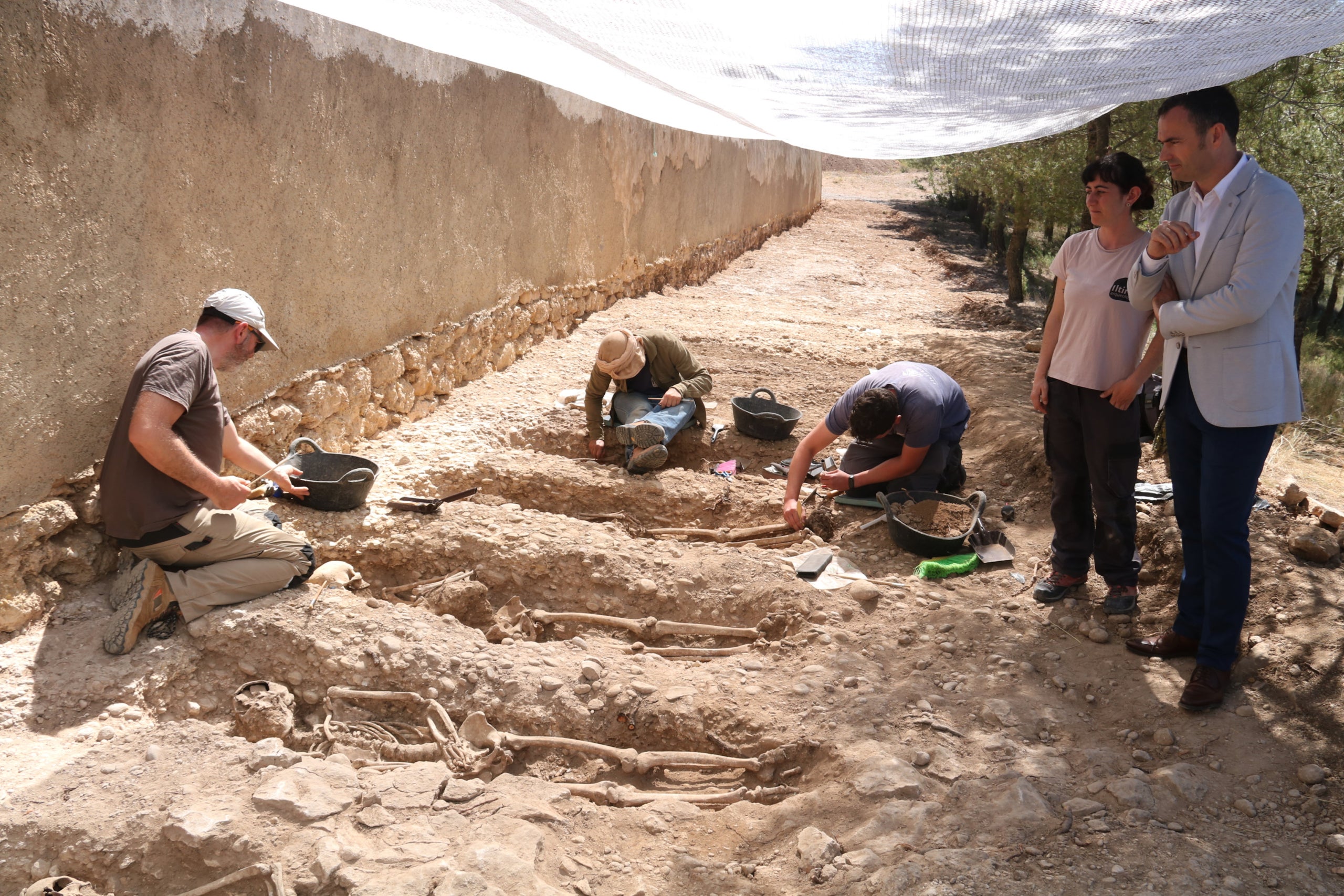 El director de Memòria Democràtica, Alfons Aragoneses, acompanyat de l'equip d'arqueòlegs durant l'excavació a Bellaguarda | Ignasi Gómez (ACN)