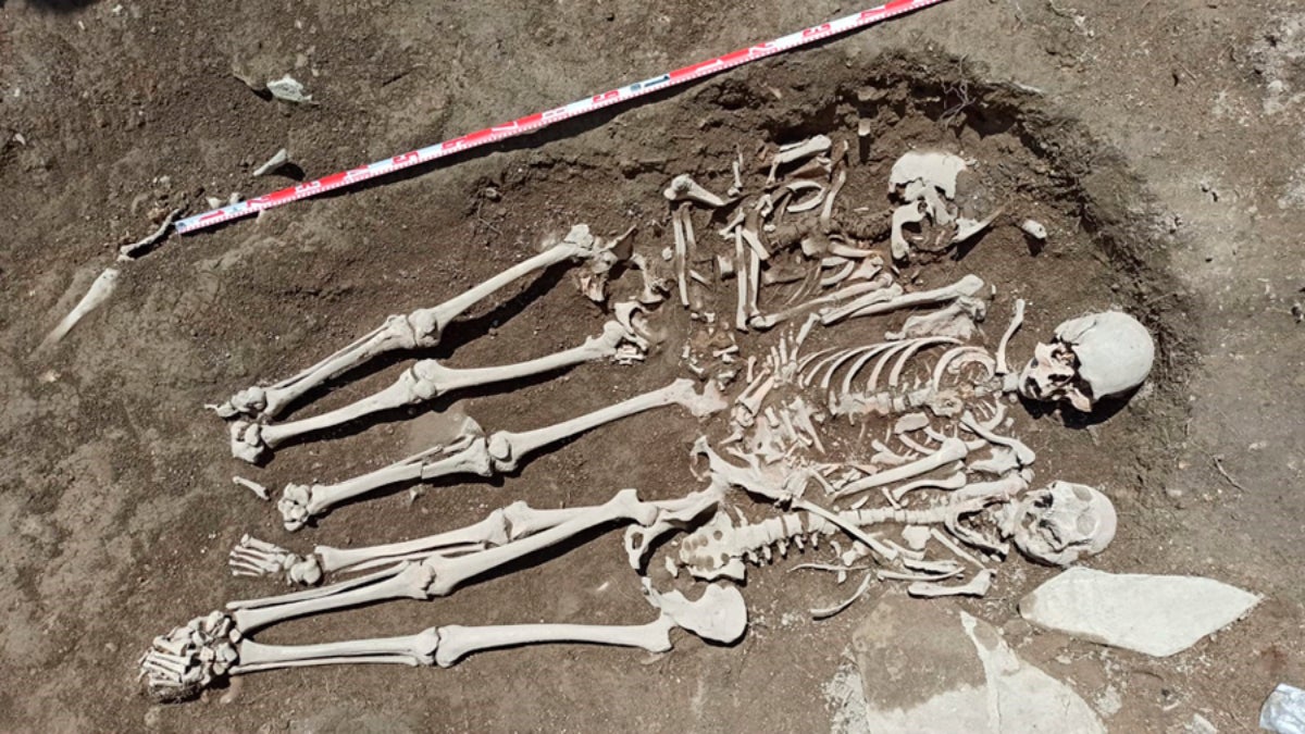 Enterrament amb les restes del segle XIV del cementiri parroquial de l'església de Santa Maria del castell de Besora en què les investigadores de la UAB han identificat l'ADN antic del bacteri de la pesta negra, Yersenia pestis | UAB