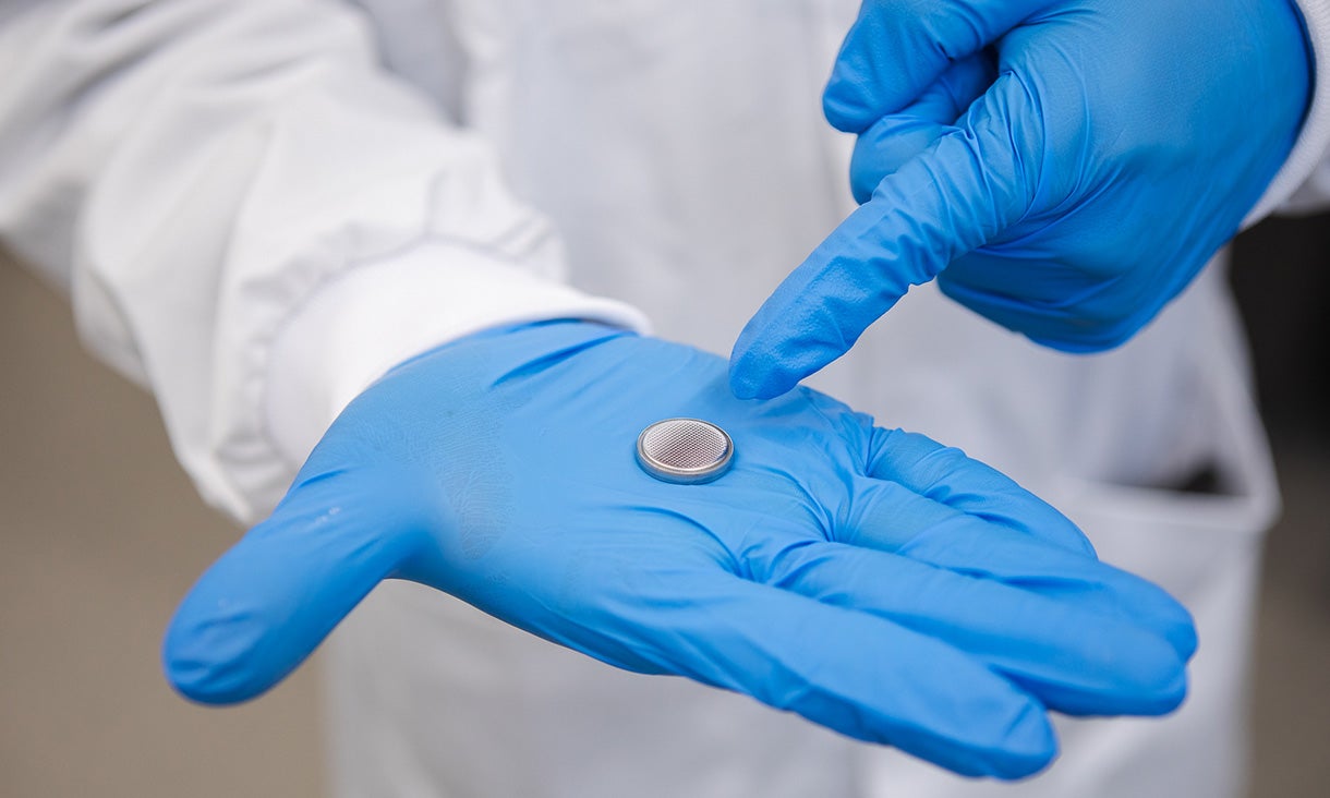 La bateria d'aigua que han desenvolupat els investigadors | Universitat RMIT