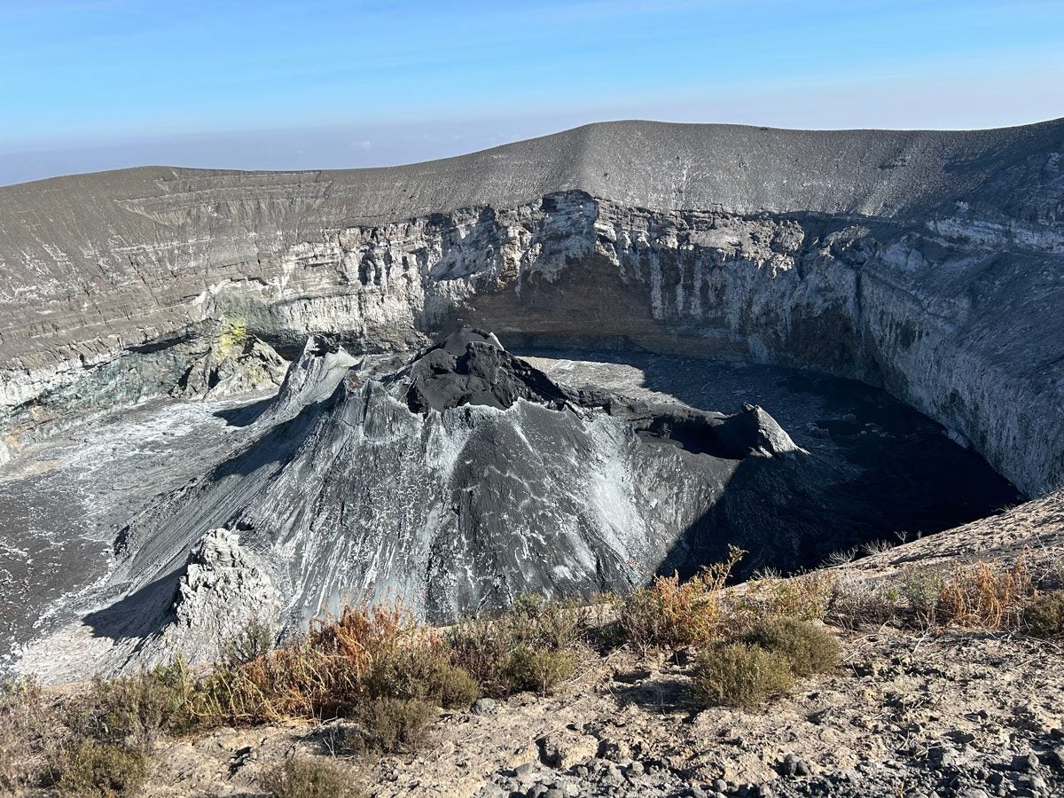 Ol Doinyo Lengai és un volcà tanzà actiu que fa erupció una lava molt fluida, que sembla oli negre o escuma marró. Quan es refreda, la lava es torna blanca | Foto cortesia de D. Sarah Stamps (Virginia Tech)