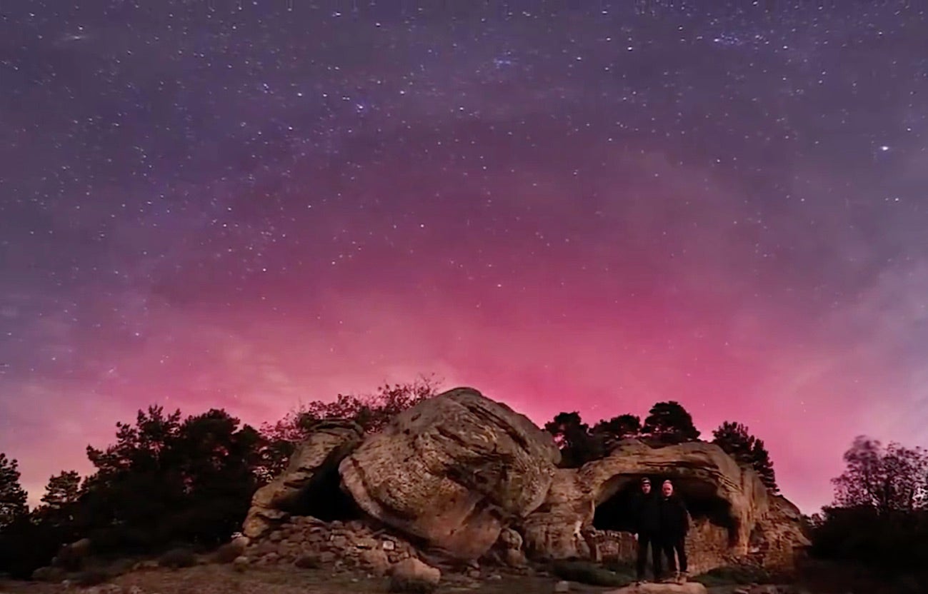 L'aurora boreal que s'ha vist a Catalunya, en una imatge difosa pel Parc Astronòmic de Prades