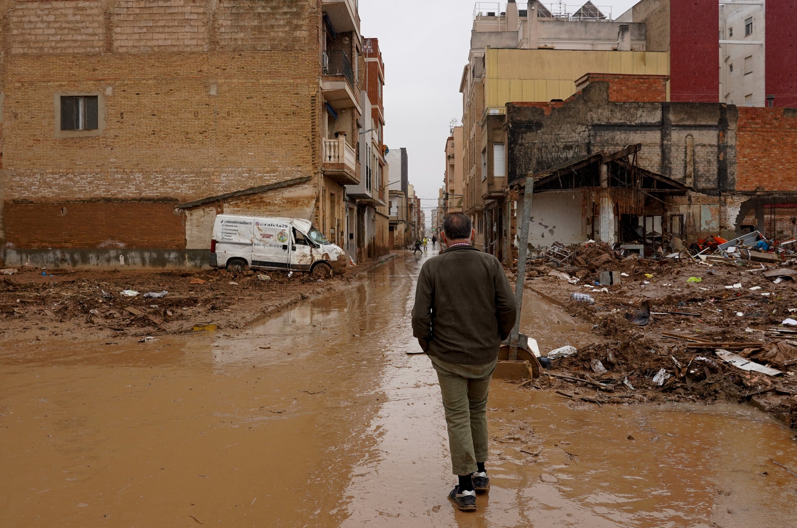 Una persona camina per un dels carrers de la localitat de Catarroja després del pas de la DANA / Eduardo Manzana (Europa Press)
