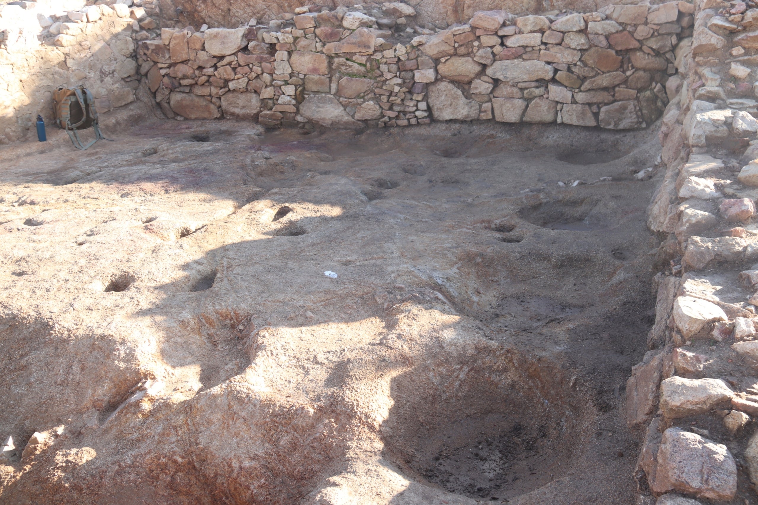 Alguns forats en el terra d'un dels locals del jaciment romà de Blanes que hauria estat una botiga de menjar o restaurant | Aleix Freixas (ACN)