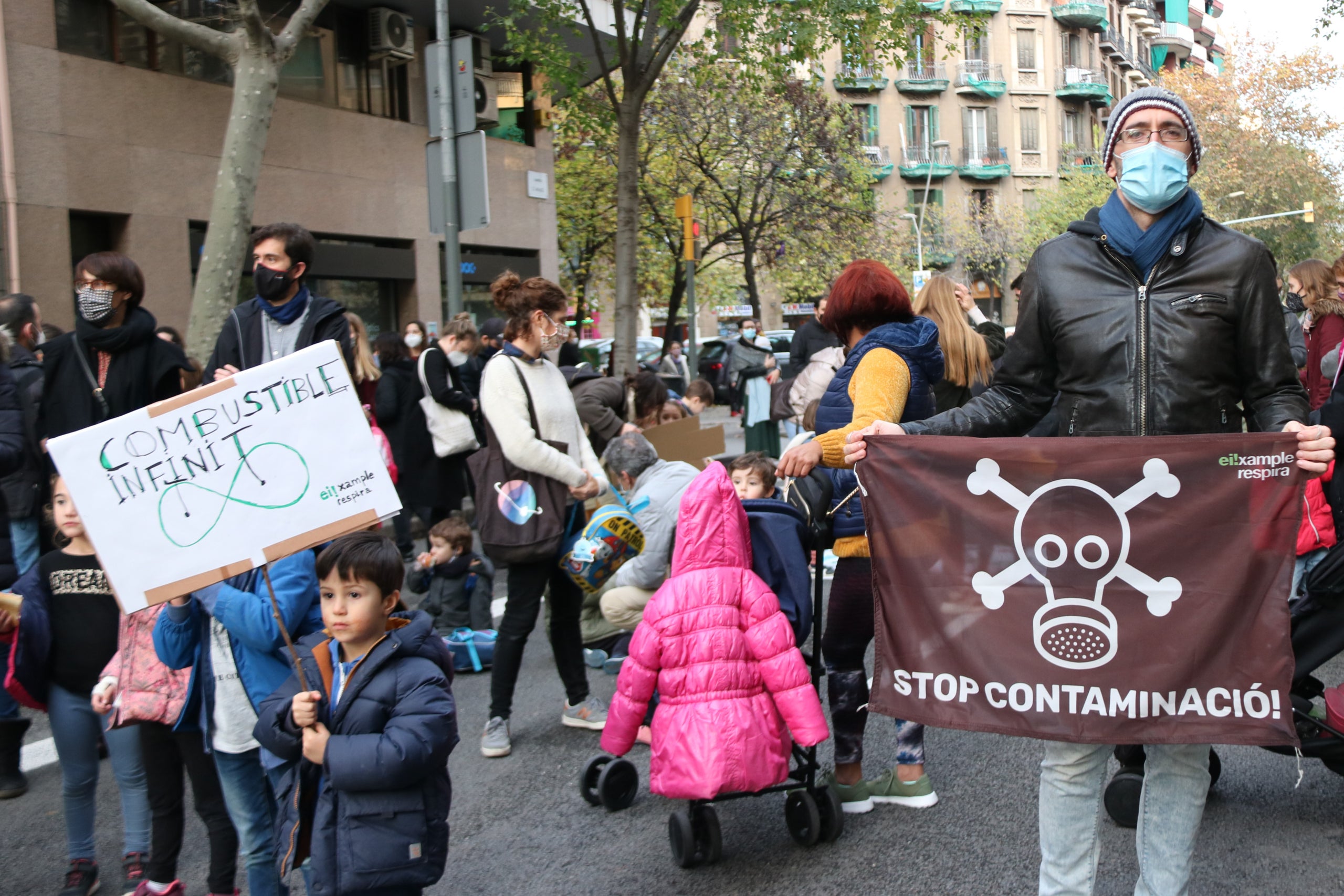 Plano abierto de varios niños y sus padres manifestándose en la calle Aragón. Imagen del 11 de diciembre de 2020. (Horizontal) | Carola López (ACN)