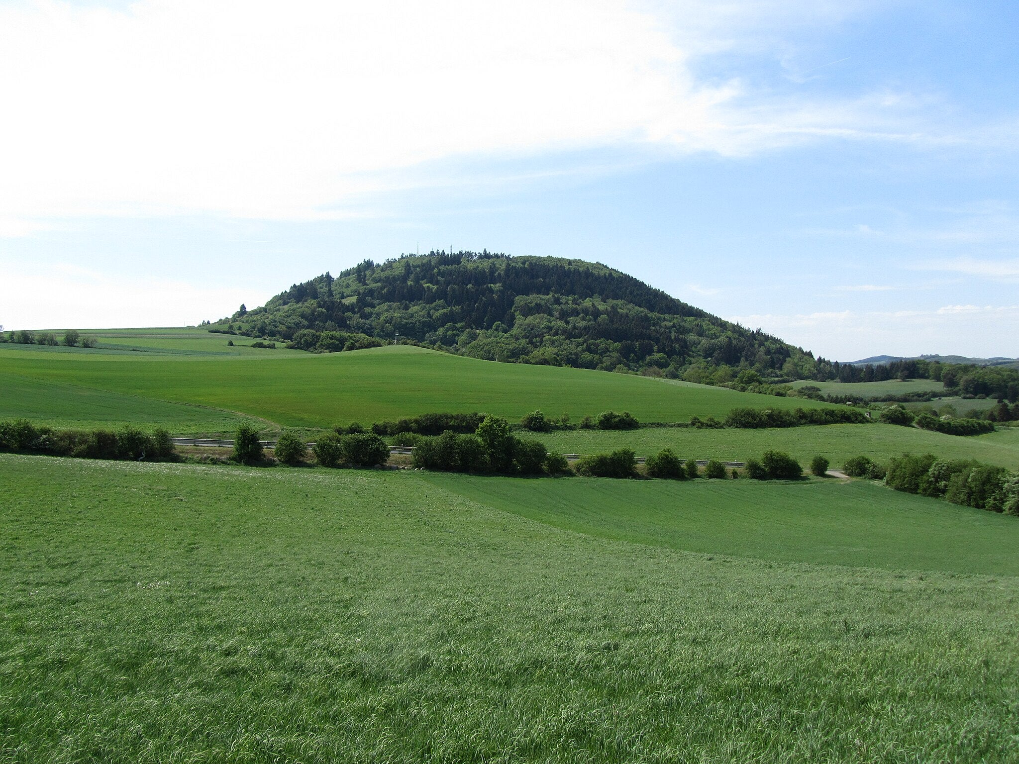 La serralada d'Eifel, a Alemanya, on els científics han detectat bosses de magma | J. Braukmann, Wikimedia Commons CC BY-SA 3.0