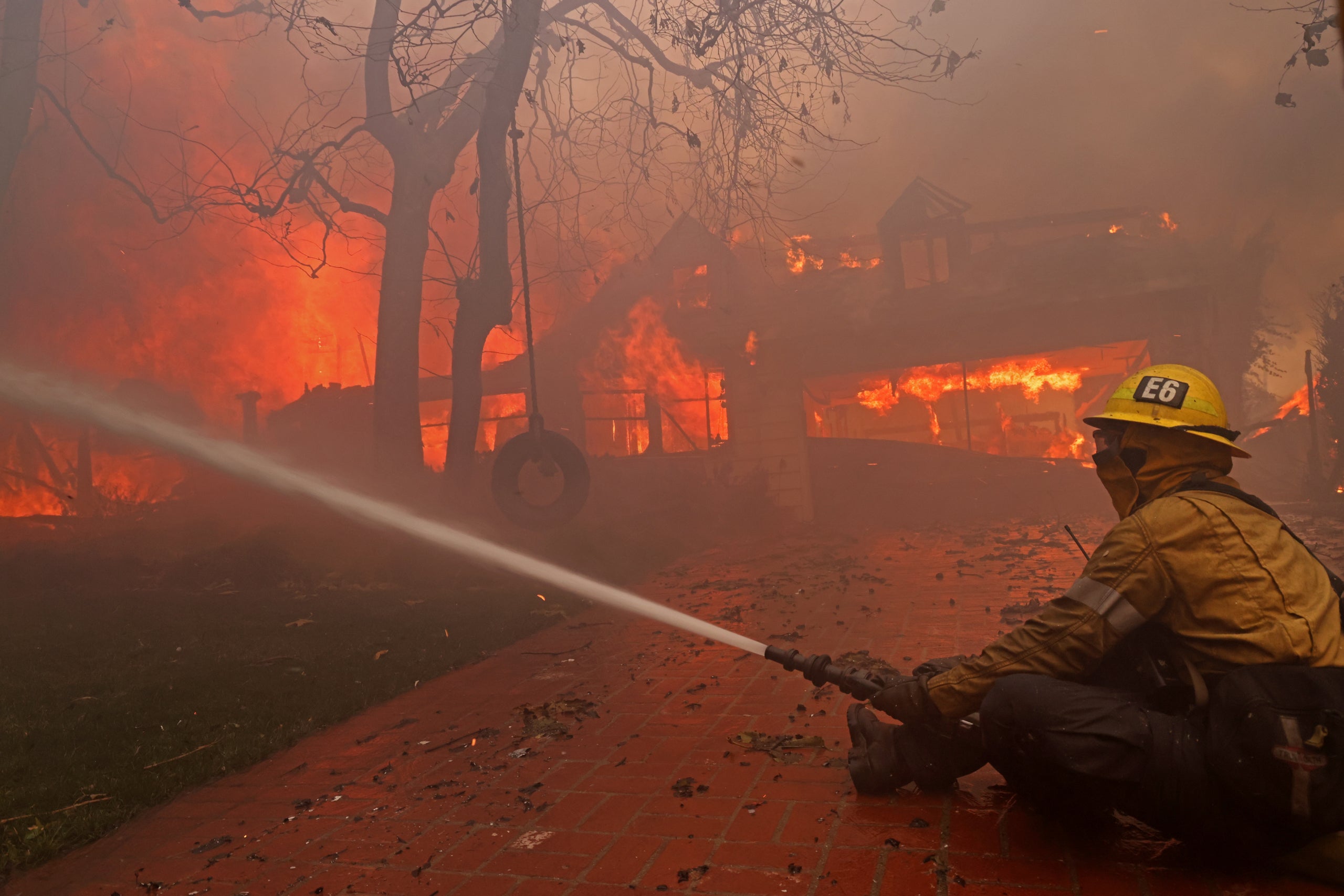 Un bomber lluita contra les flames en l'incendi de Palisades, a Los Angeles. | Jonathan Alcorn/ Europa Press