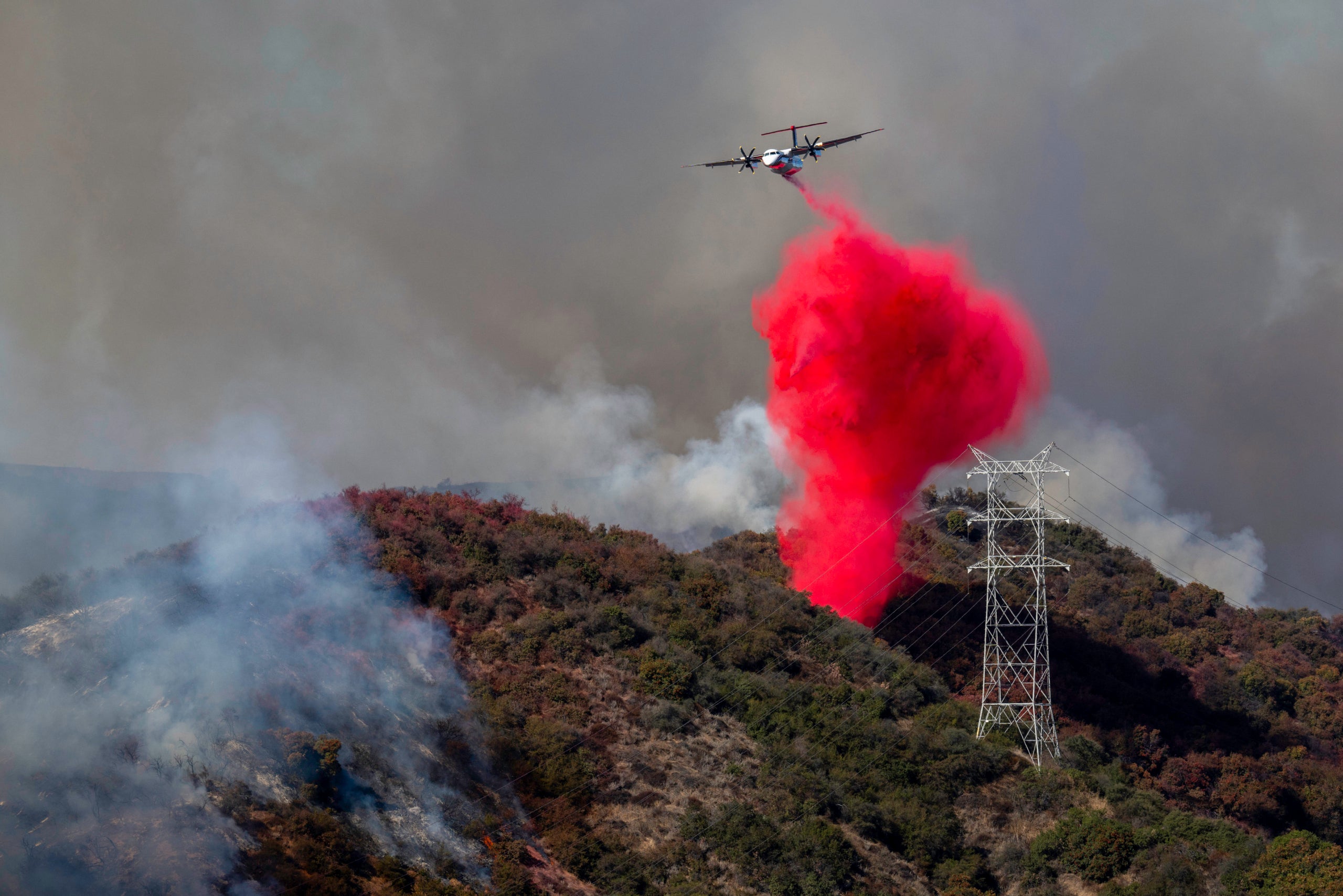 Un hidroavió descarrega el retardant de foc sobre Los Angeles | Europa Press